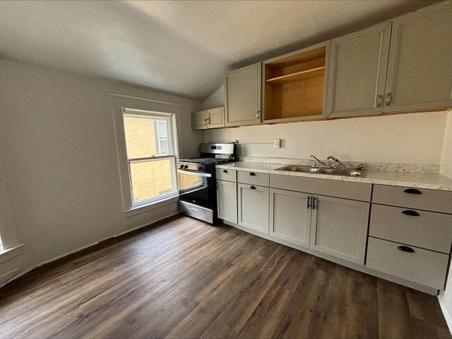 property at 808 W Walnut St