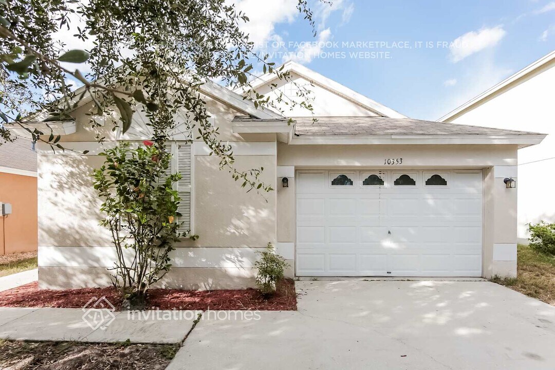 10353 Lakeside Vista Dr in Riverview, FL - Foto de edificio