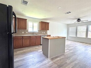 529 W Metcalfe St in Hutto, TX - Building Photo - Building Photo