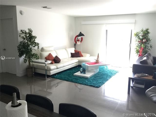 1301 NE 7th St-Unit -402 in Hallandale Beach, FL - Foto de edificio - Building Photo