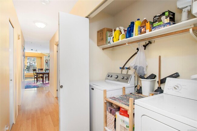 1225 England Ave in Courtenay, BC - Building Photo - Building Photo