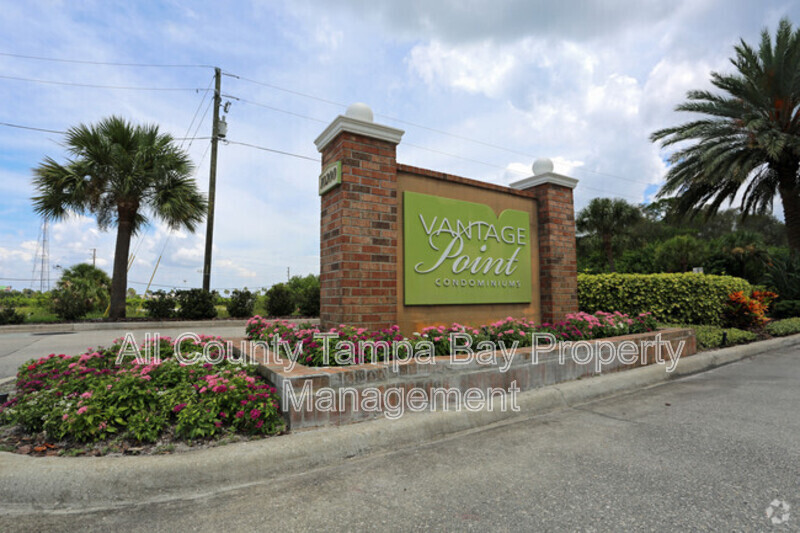 10200 N Gandy Blvd in St. Petersburg, FL - Building Photo