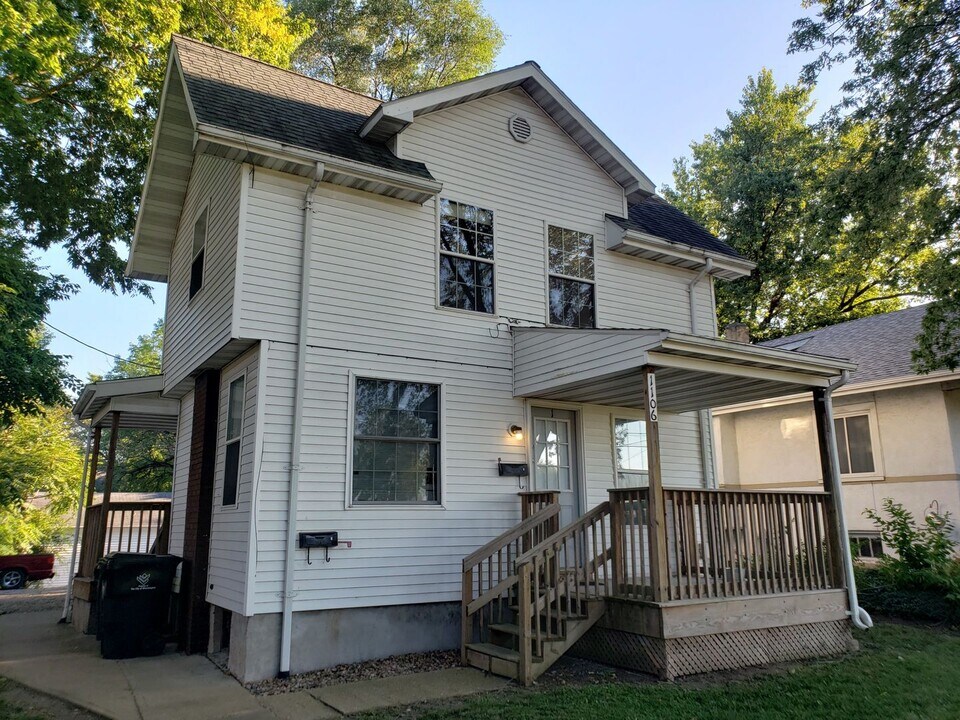 1106 W Grove St in Bloomington, IL - Building Photo