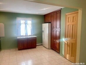 325 S 8th St in Lindenhurst, NY - Building Photo - Building Photo