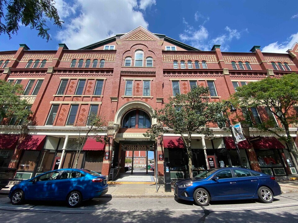 30 Hanover St in Manchester, NH - Building Photo