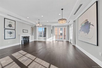 5000 Royal Ct in North Hills, NY - Building Photo - Building Photo