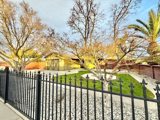 482 Aztec Ln in Lathrop, CA - Building Photo - Building Photo