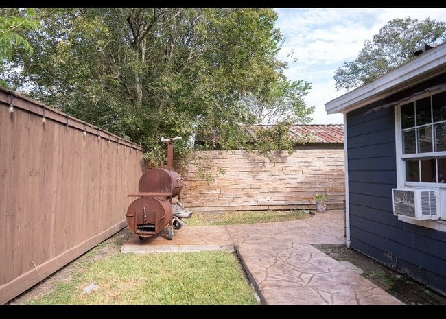 2951 Iola St in Houston, TX - Building Photo - Building Photo