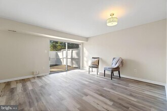 107 St Charles Square in Sterling, VA - Building Photo - Building Photo