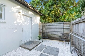 13830 SW 73rd St in Miami, FL - Foto de edificio - Building Photo