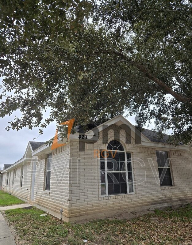 property at 423 La Mancha Dr