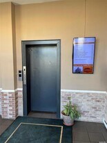 18 E Sunrise Hwy, Unit 3C in Freeport, NY - Building Photo