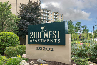 200 West Apartments in Fairview Park, OH - Foto de edificio - Building Photo