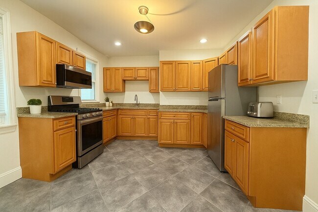 21 Highland St, Unit 2 in Boston, MA - Building Photo - Building Photo
