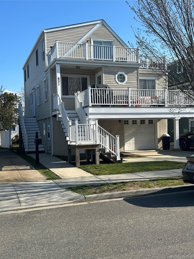 property at 631 W Market St