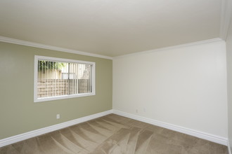 Glen Oaks Apartments in Anaheim, CA - Building Photo - Building Photo