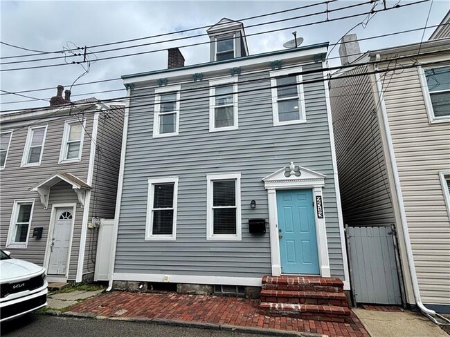 2513 Larkins Wy in Pittsburgh, PA - Foto de edificio - Building Photo