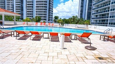 20505 E Country Club Dr, Unit 2039 in Aventura, FL - Building Photo - Building Photo