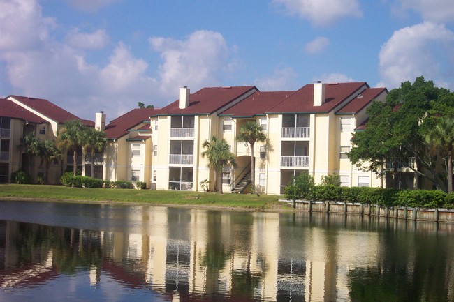 Sienna at Vista Lake in Ft. Myers, FL - Building Photo - Building Photo