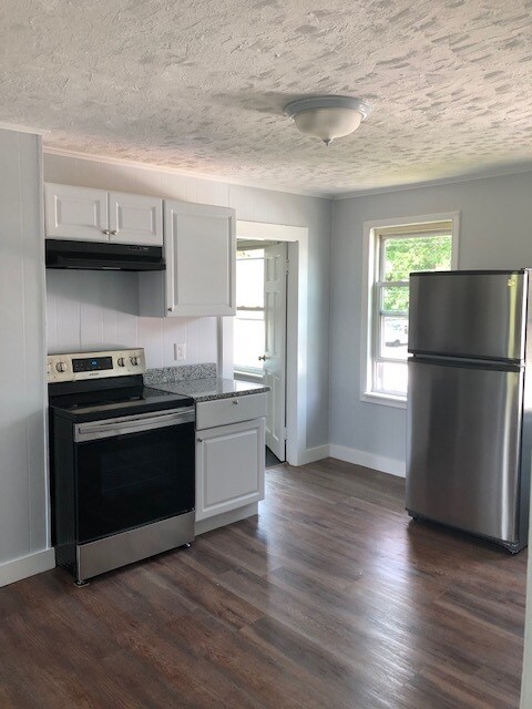 93 1/2 Lake St, Unit Apt 2 in Webster, MA - Building Photo - Building Photo