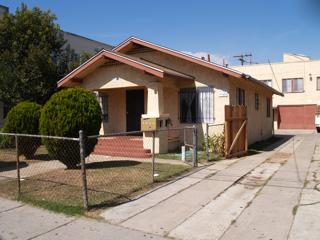 1135-1137 E 10th St in Long Beach, CA - Building Photo - Building Photo