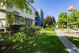 West Park Apartments in San Jose, CA - Foto de edificio - Building Photo