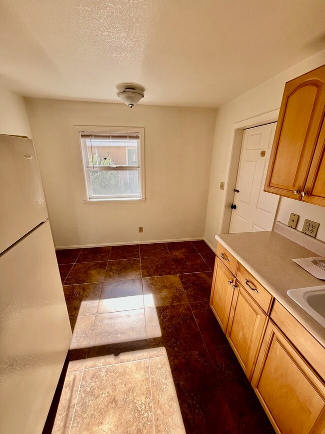 335 N Alvarado St in Ojai, CA - Foto de edificio - Building Photo