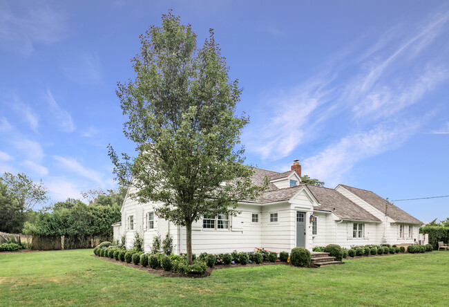 125 Glover St in Sag Harbor, NY - Building Photo - Building Photo