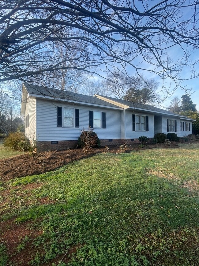 1004 White Oak Dr in Anderson, SC - Building Photo - Building Photo