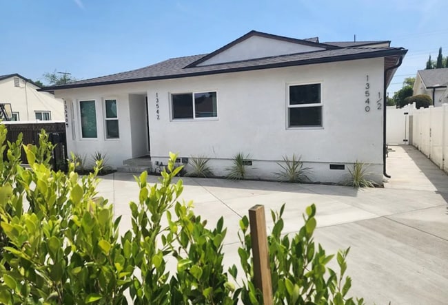 13542 Hamlin St in Los Angeles, CA - Foto de edificio - Building Photo
