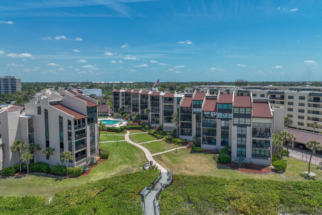 Siesta Breakers Condominiums in Sarasota, FL - Foto de edificio