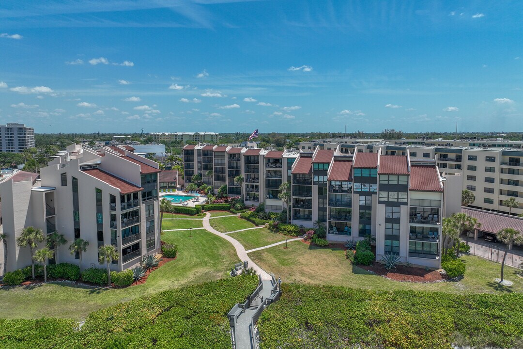 Siesta Breakers Condominiums in Sarasota, FL - Building Photo