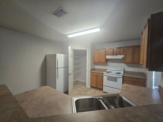 1800 SW Grandview St in Lake City, FL - Building Photo - Building Photo