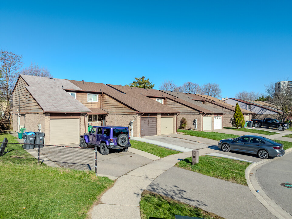 2 Scottsdale Crt in Brampton, ON - Building Photo