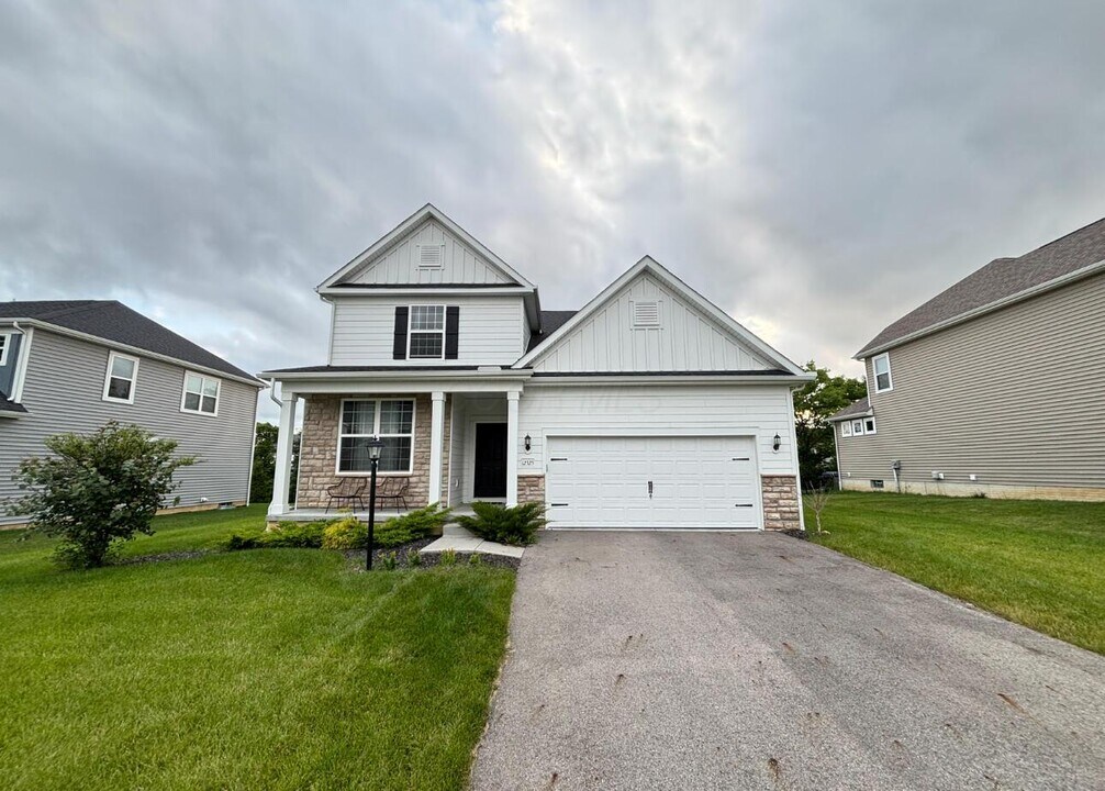 12325 Greenwood Dr in Pickerington, OH - Building Photo
