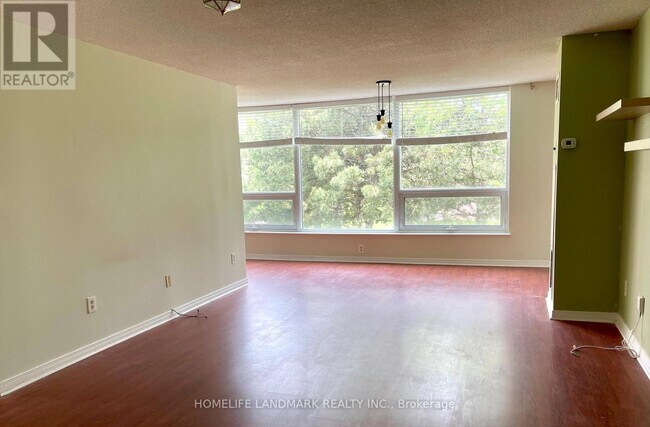 326-326 Major Mackenzie Dr E in Richmond Hill, ON - Building Photo - Building Photo