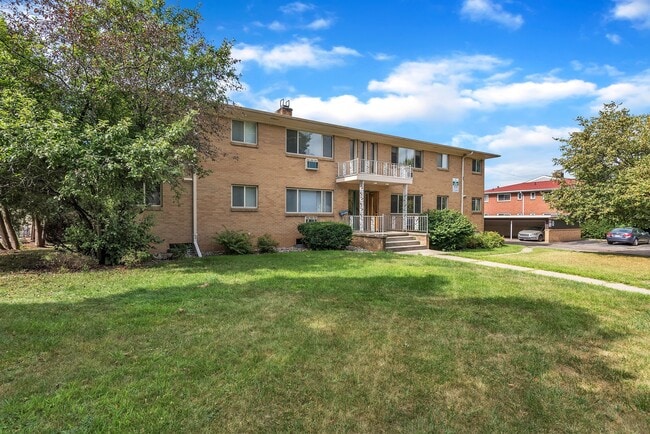 Old Canton Lane (Hodge Apartments, LLC) in East Lansing, MI - Foto de edificio - Building Photo