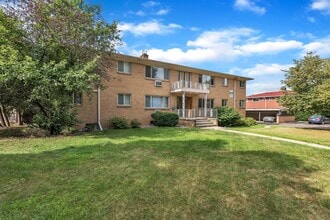 Old Canton Lane (Hodge Apartments, LLC) in East Lansing, MI - Foto de edificio - Building Photo