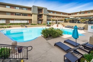 University Court in Davis, CA - Building Photo