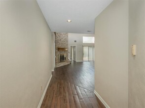 8005 Oakwood Forest Dr in Houston, TX - Building Photo - Building Photo