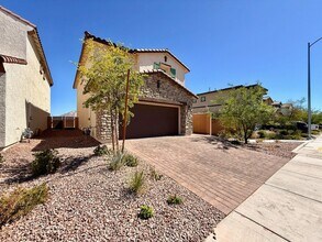 422 Larksong Avenue in Henderson, NV - Building Photo - Building Photo