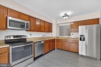 6076 Heatherwood Dr in Alexandria, VA - Building Photo - Building Photo