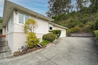 2726 El Prado Rd in Burlingame, CA - Building Photo - Building Photo