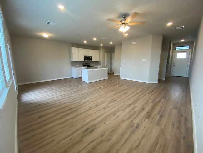 313 Fieldwood Dr, Unit C in Mustang Ridge, TX - Building Photo - Building Photo