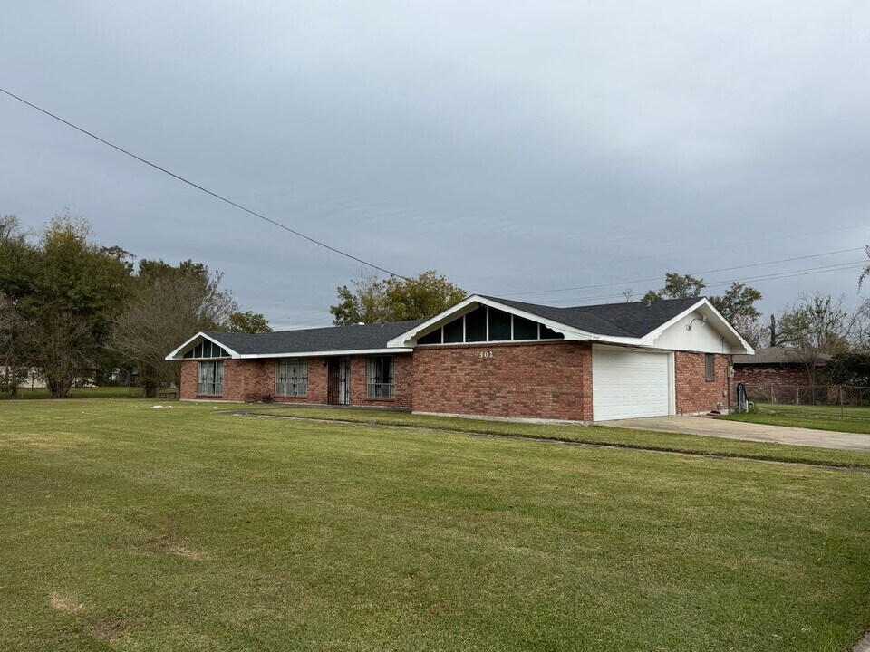 302 Avalon St in Lake Charles, LA - Building Photo