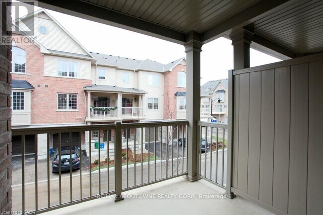 104 Plains Rd E in Burlington, ON - Building Photo - Building Photo