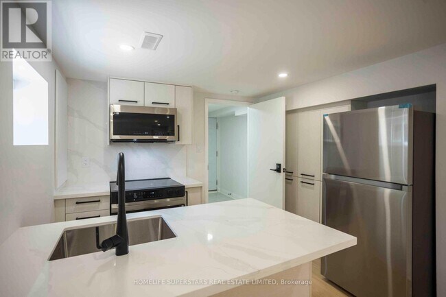 15 Shademaster Ct in Toronto, ON - Building Photo - Building Photo