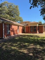 718 Brazos St in Rockdale, TX - Building Photo