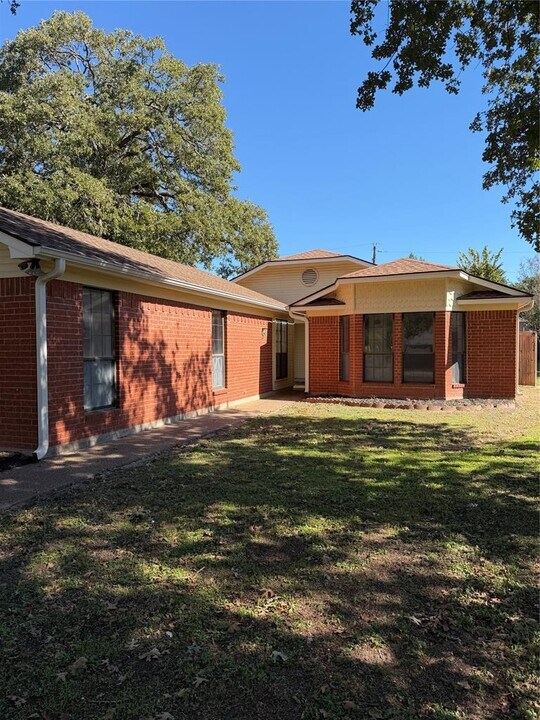 718 Brazos St in Rockdale, TX - Building Photo
