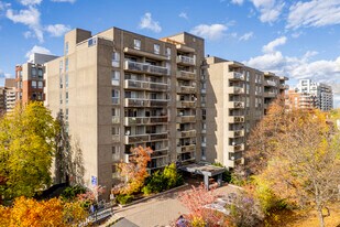 Camélia Manoir in Côte-St-Luc, QC - Building Photo